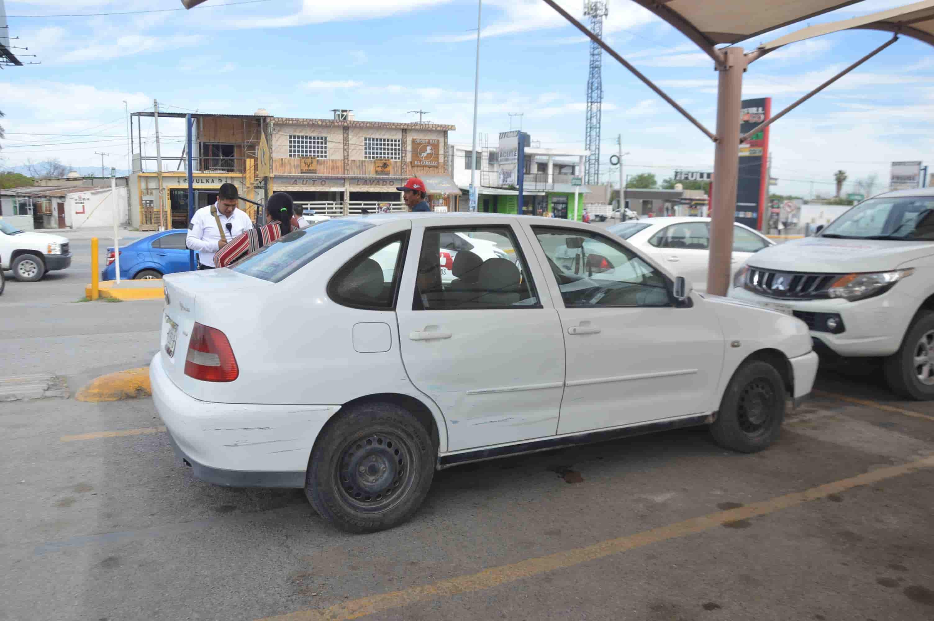 Invade carril y lo chocan