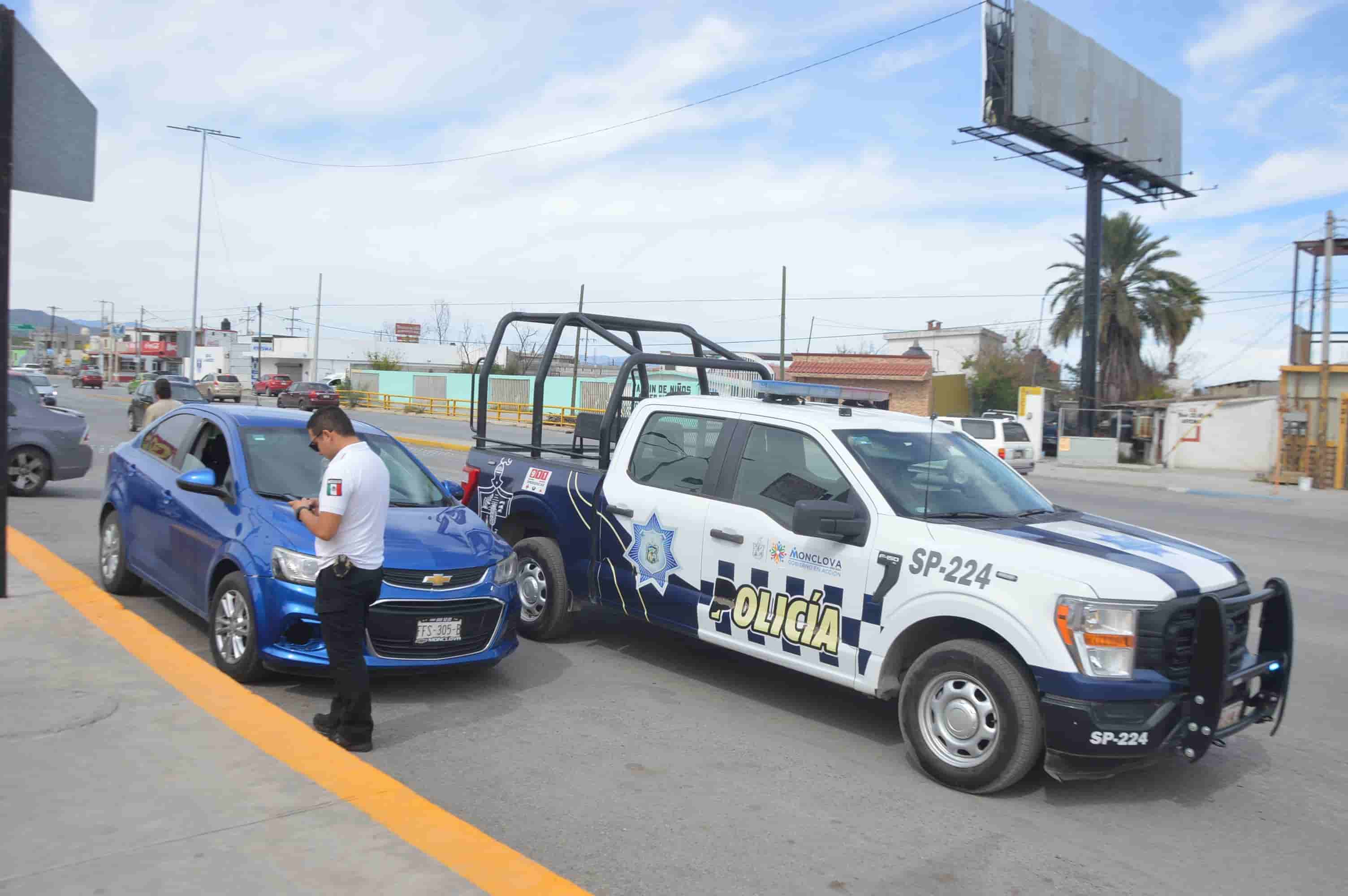 Invade carril y lo chocan