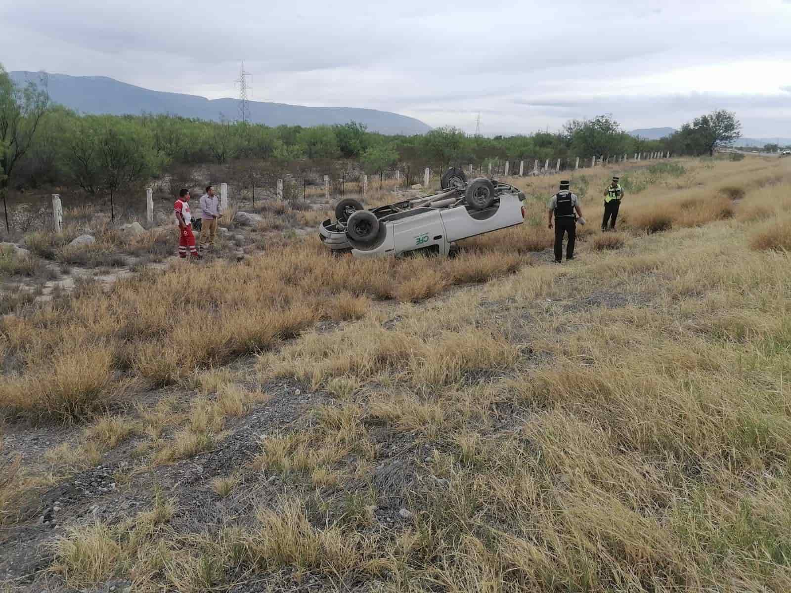 Vuelca empleado de CFE