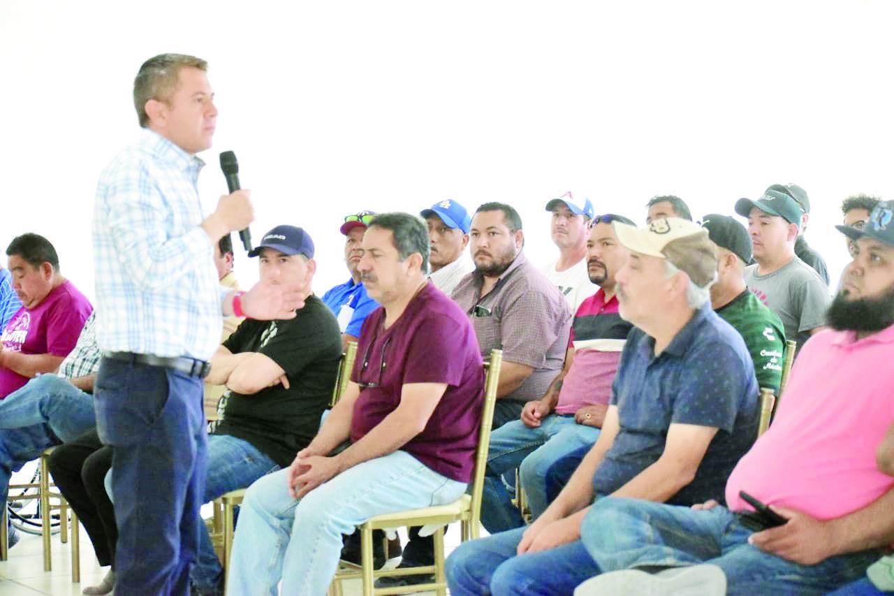 Escucha Hugo a los Obreros de AHMSA