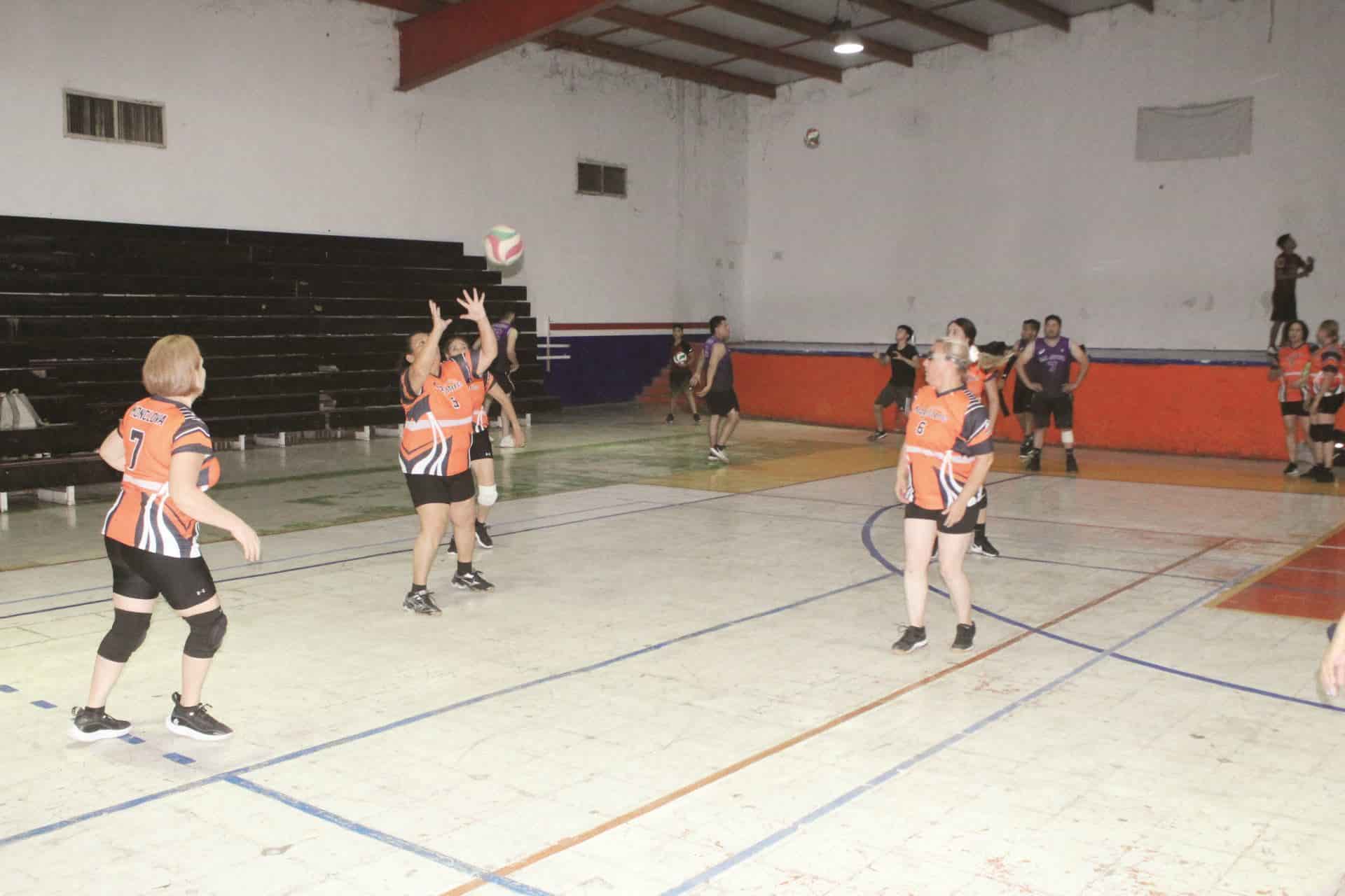 Las Cazadoras ganaron en 3 set