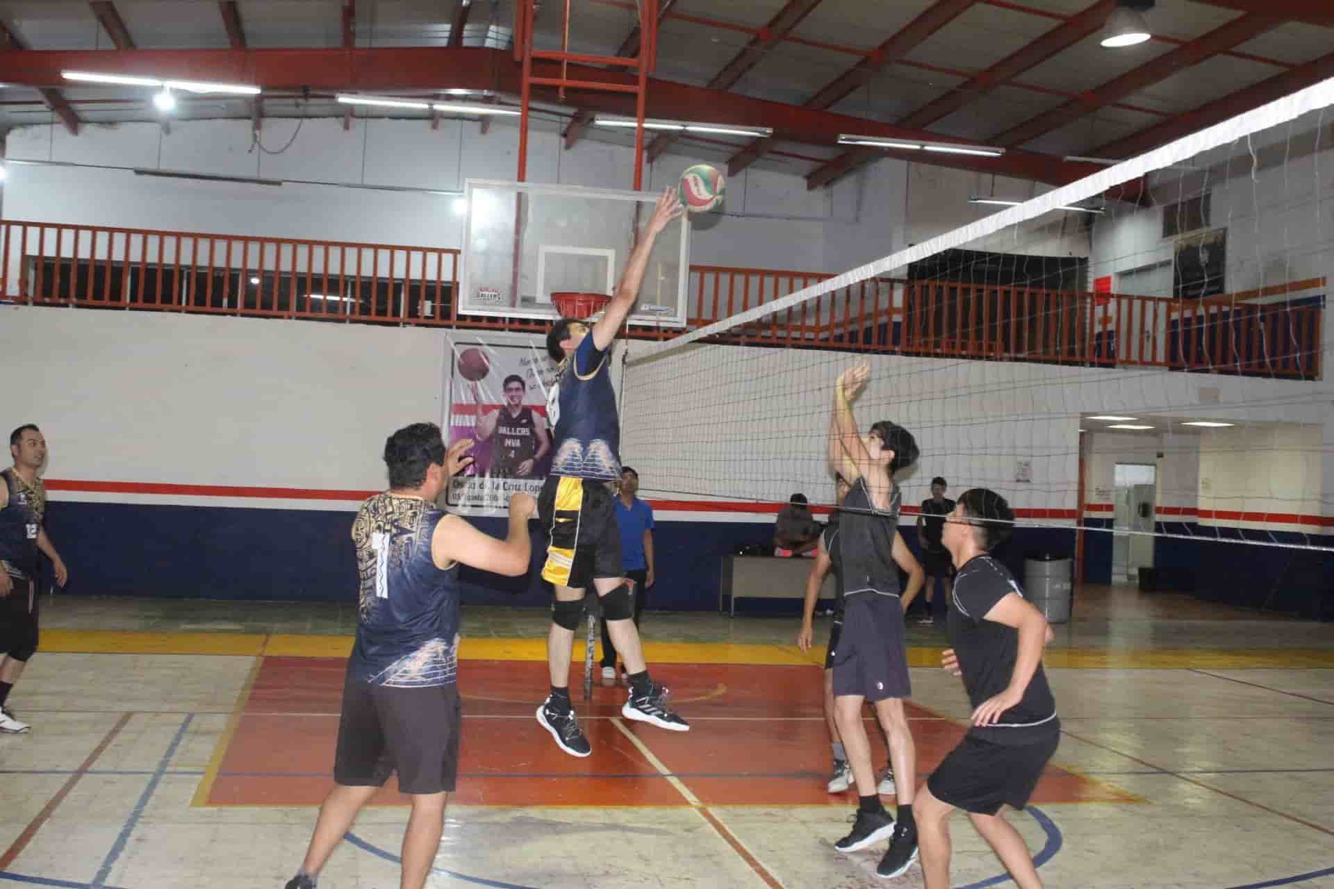 Los Aztecas siguen triunfando