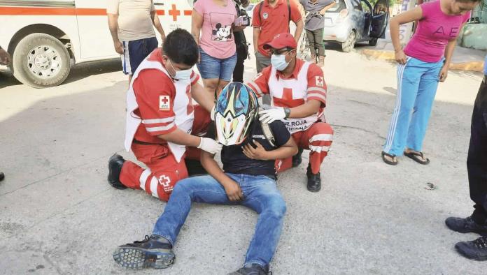 Se lleva de corbata A motociclista