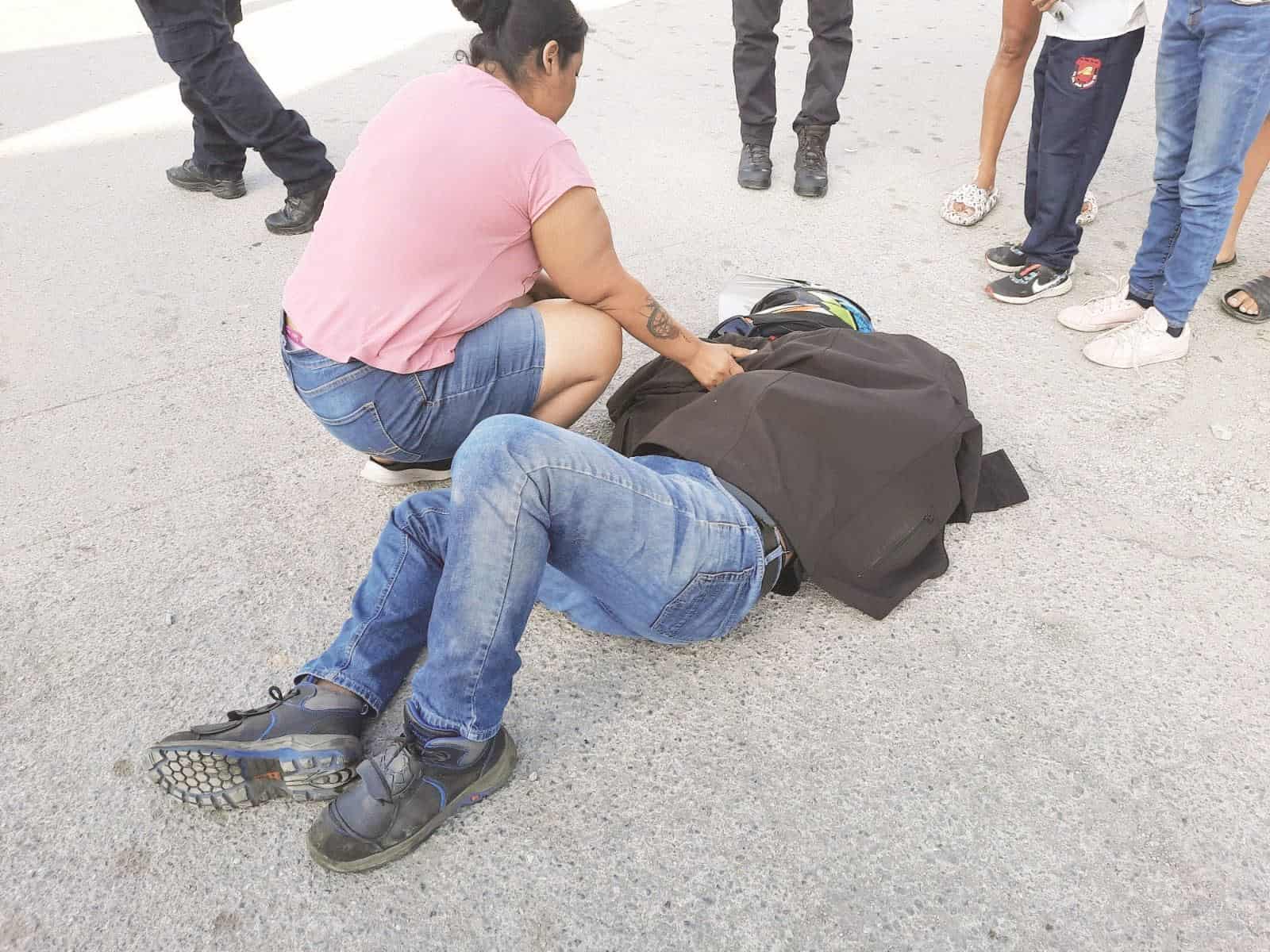 Se lleva de corbata A motociclista