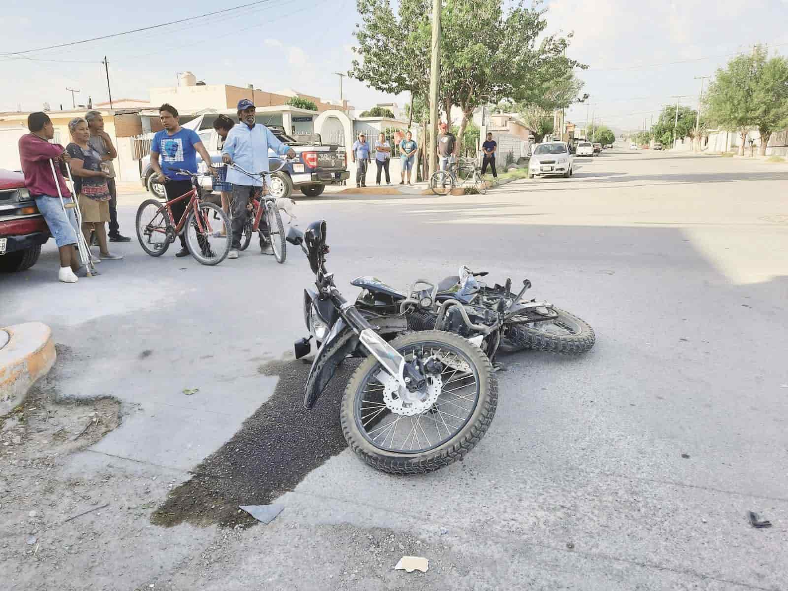 Se lleva de corbata A motociclista