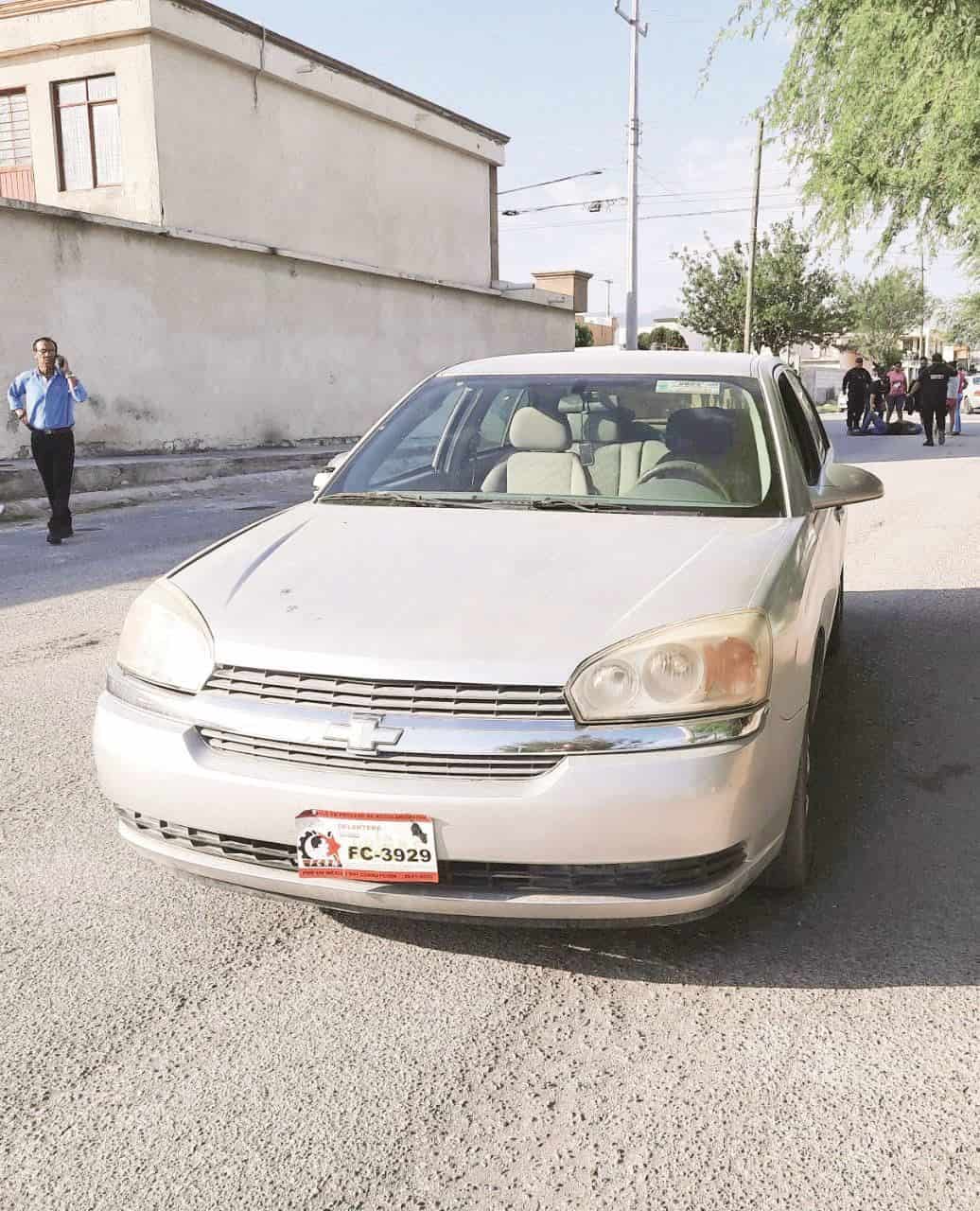 Se lleva de corbata A motociclista