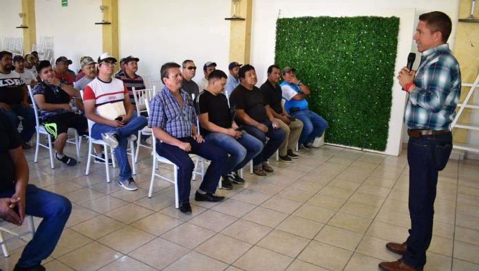 Escucha Hugo a los obreros
