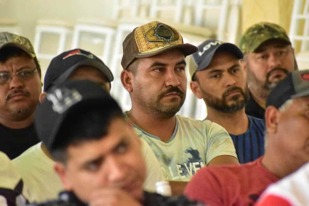 Escucha Hugo a los obreros