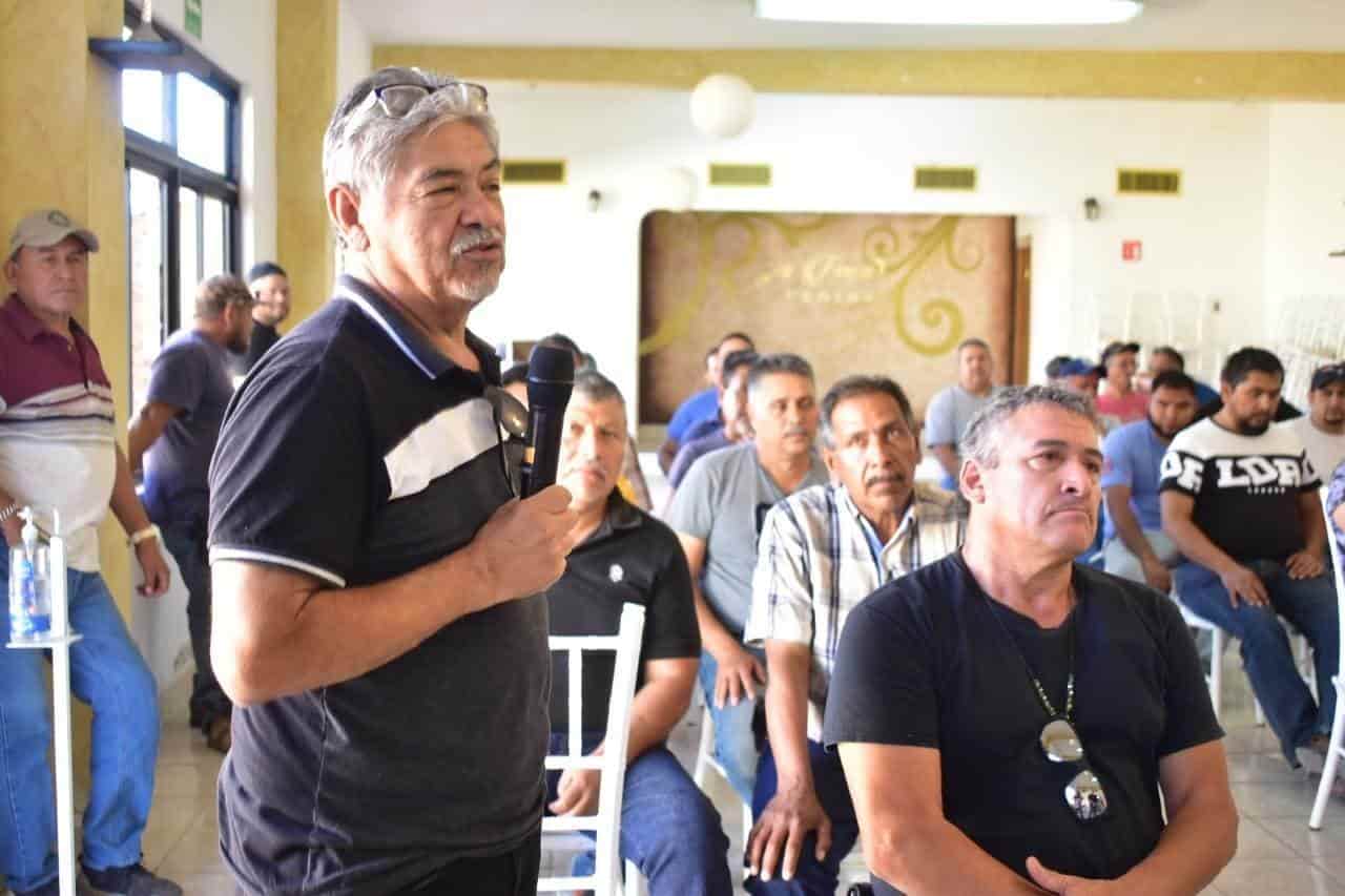 Escucha Hugo a los obreros