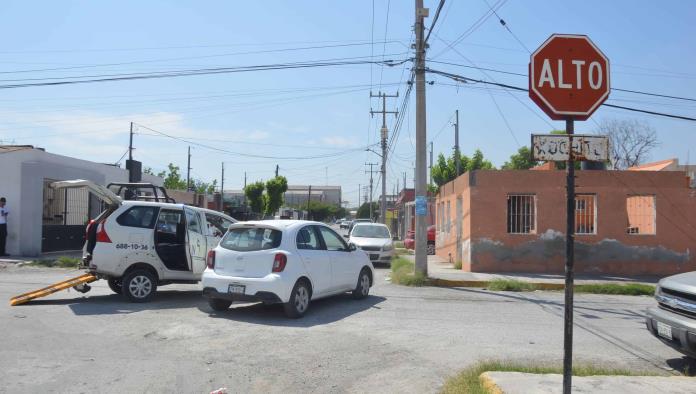 Choca taxi especial y lesiona a abuelita