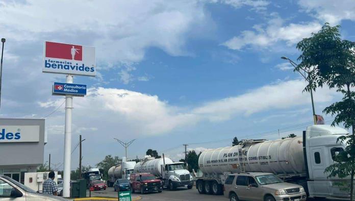 Escolta GN convoy de pipas en Múzquiz