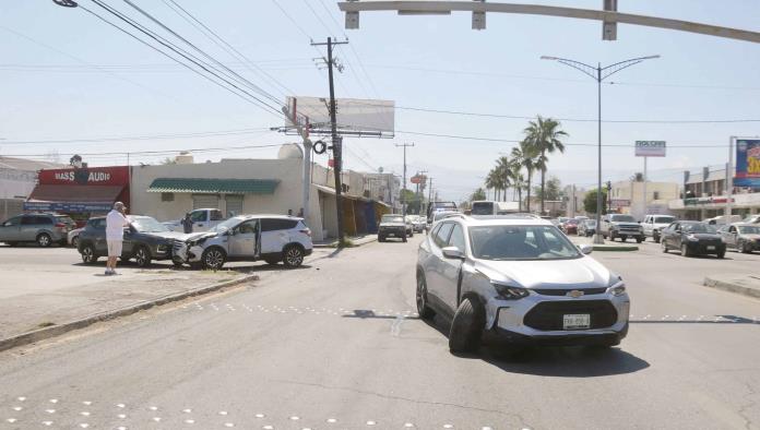 ‘Rebota’ mujer en camioneta del año