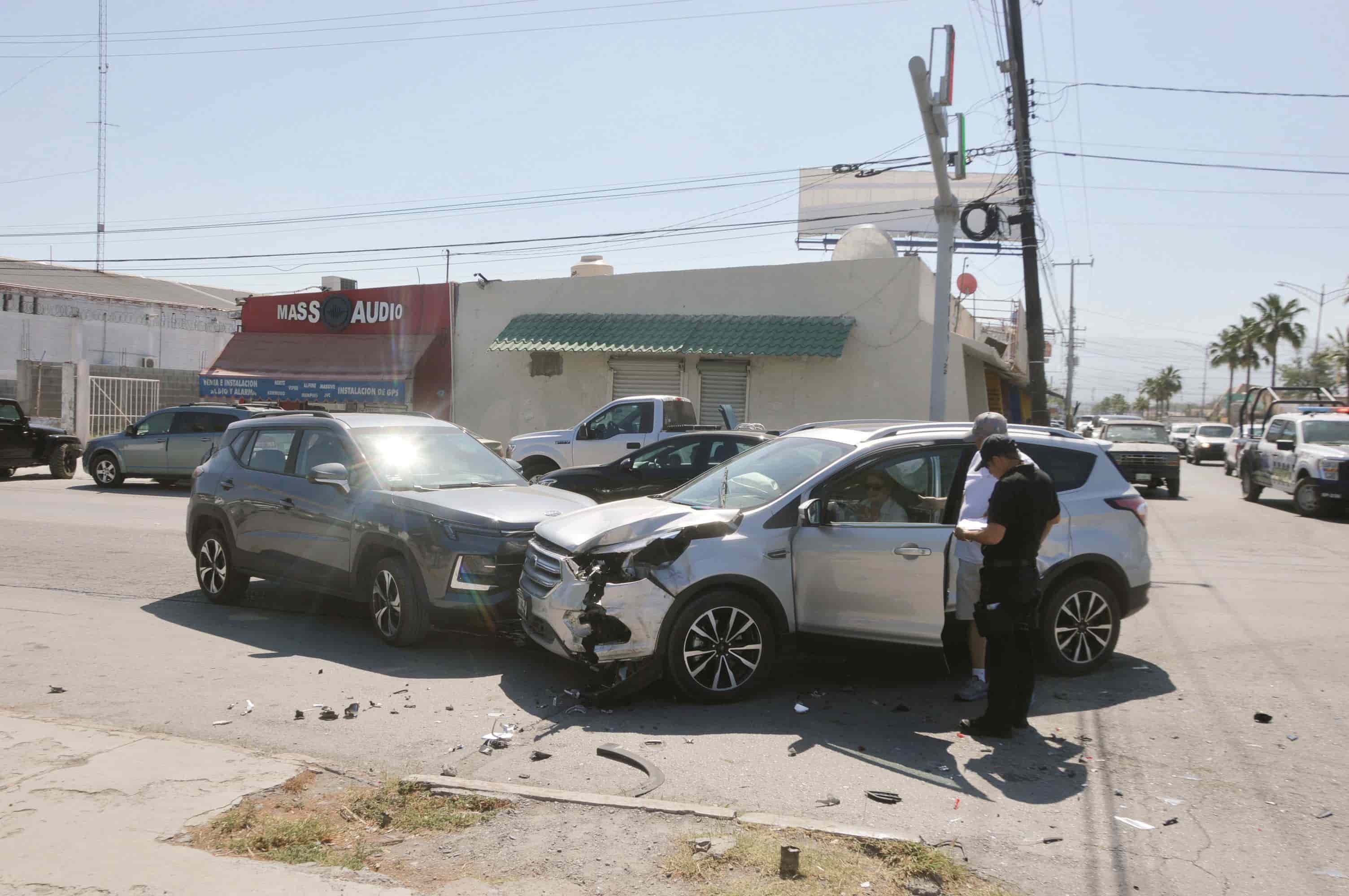 ‘Rebota’ mujer en camioneta del año