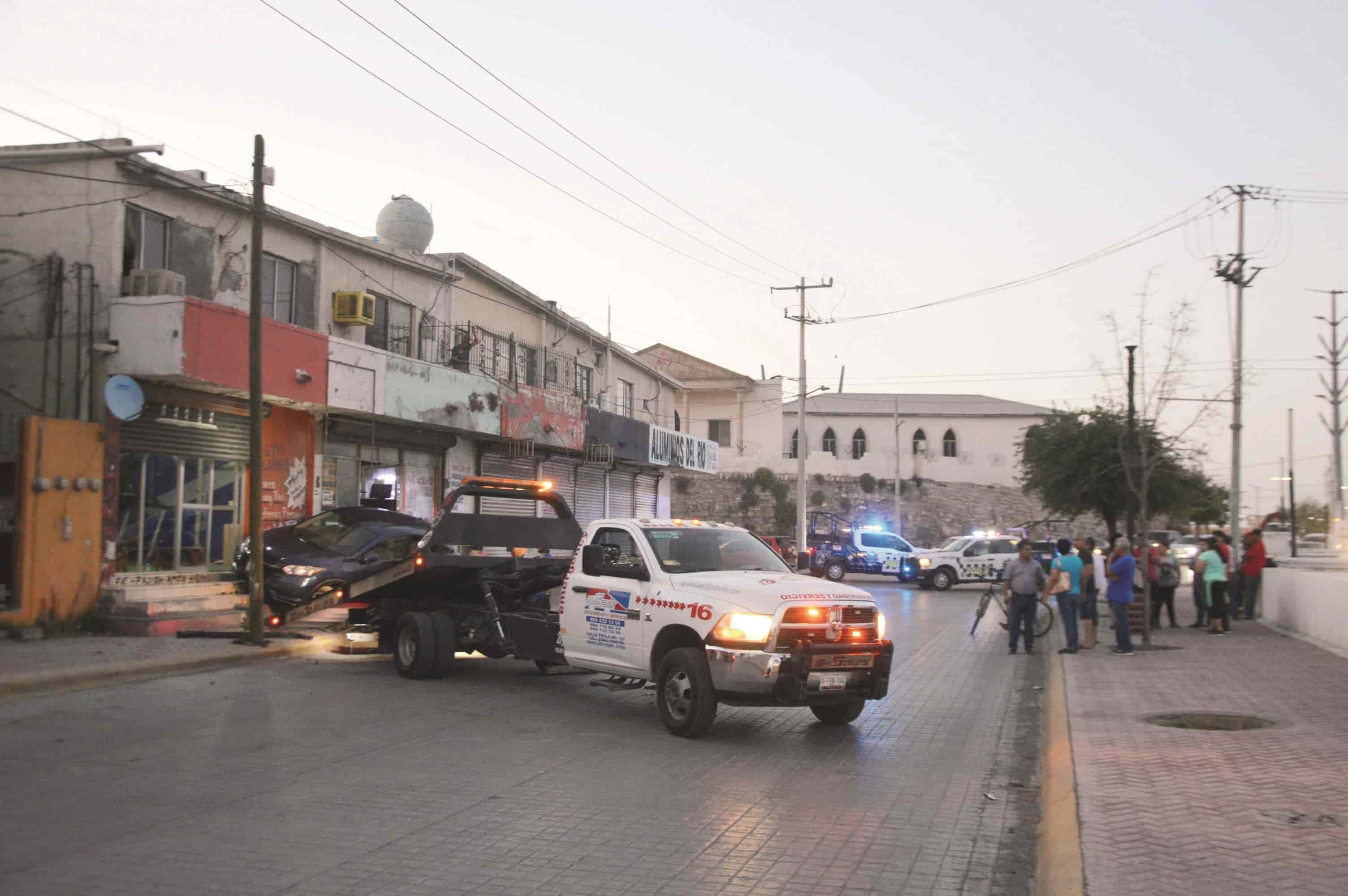 Derrapa, choca y Se trepa a banqueta