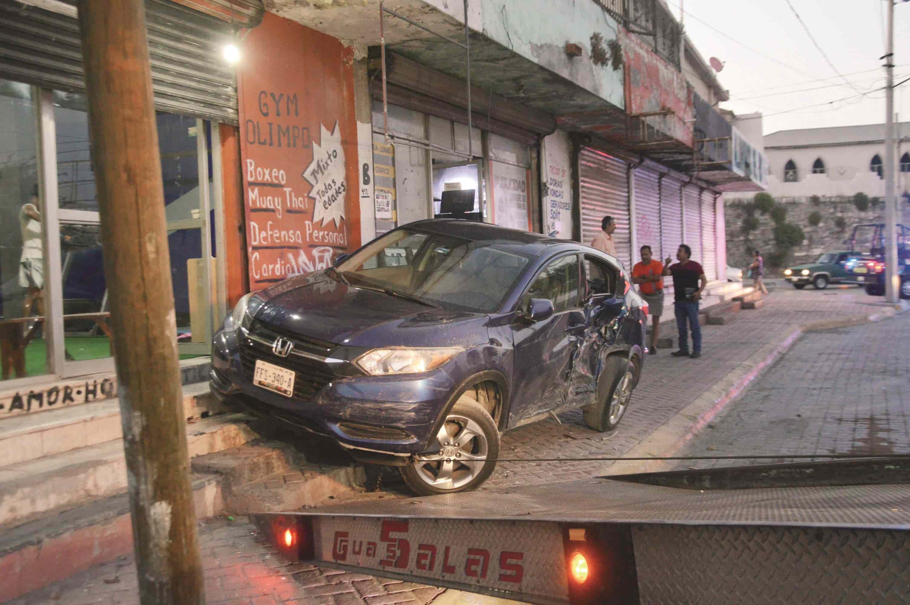 Derrapa, choca y Se trepa a banqueta