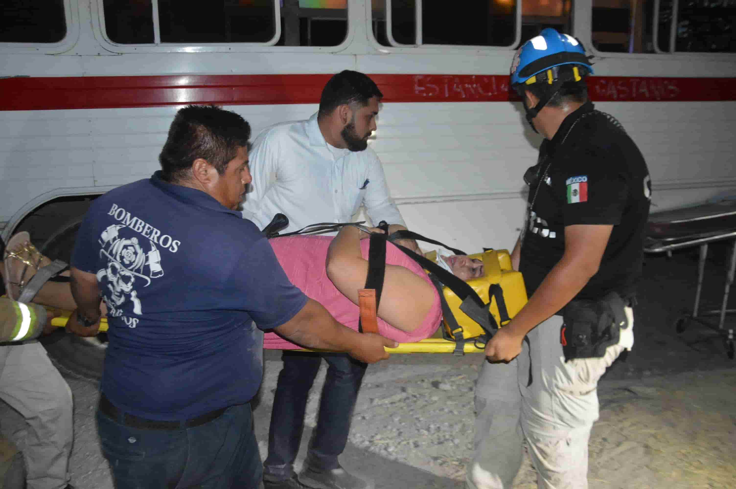 Martiriza a mujeres Durante tres horas