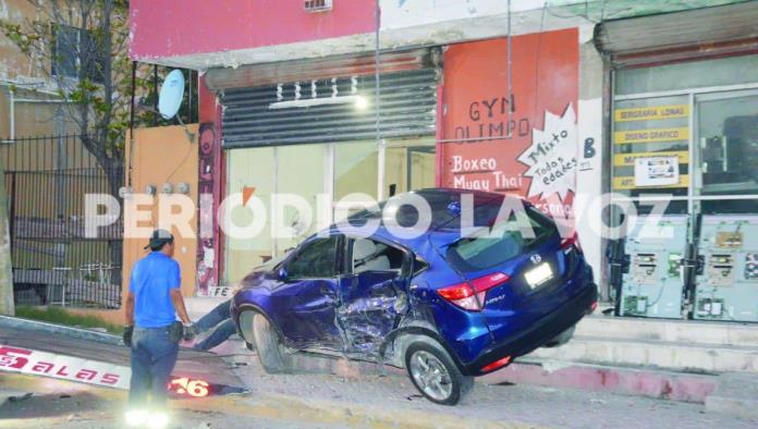 Derrapa, choca y Se trepa a banqueta