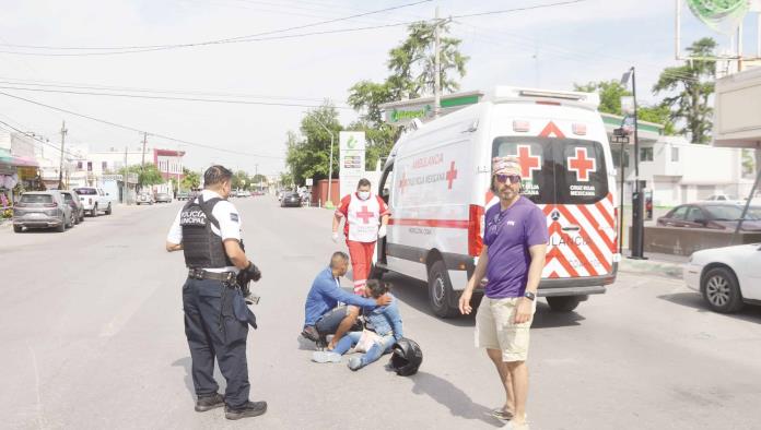 Tumba de moto a madre e hijo