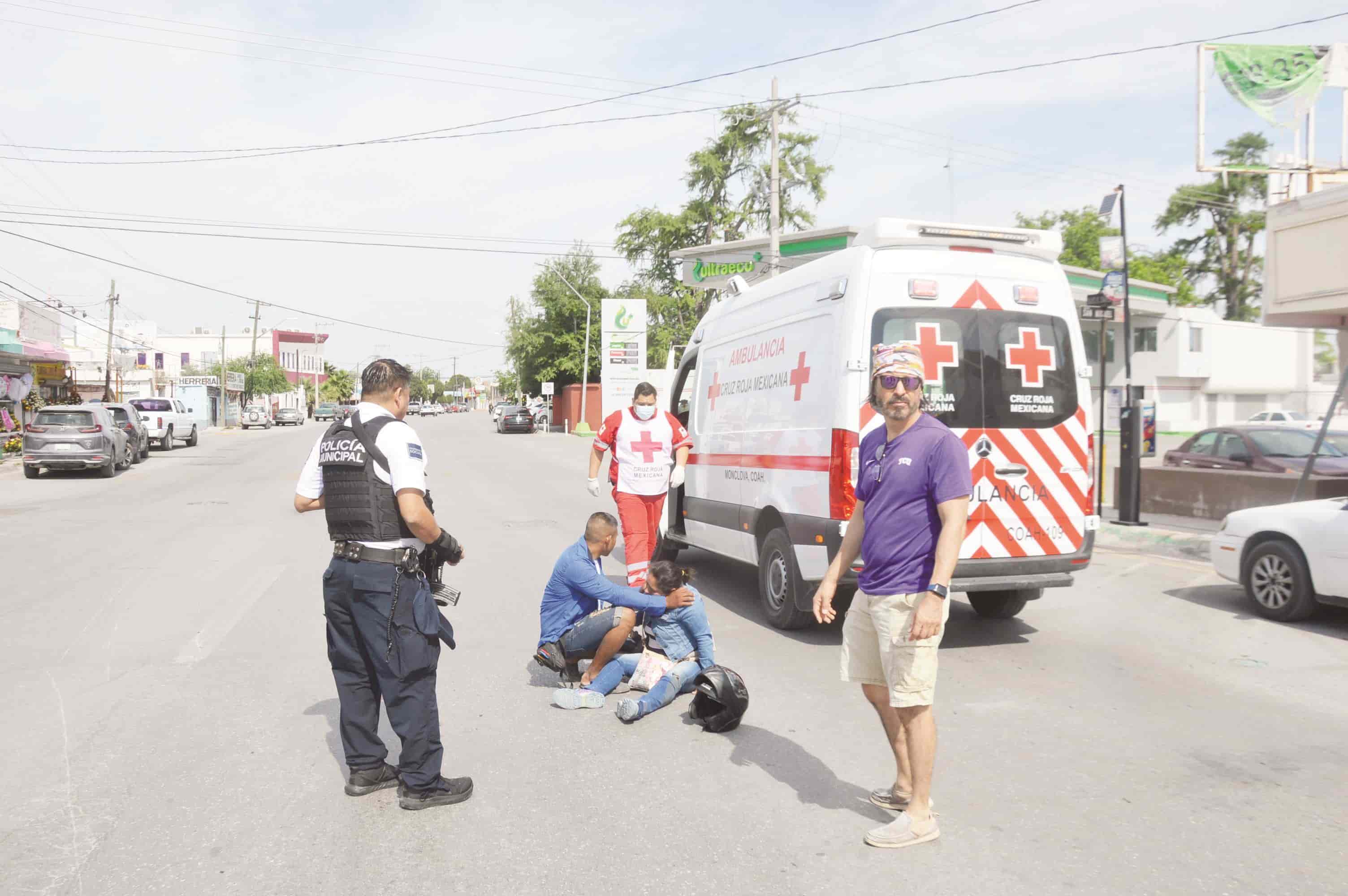 Tumba de moto a madre e hijo