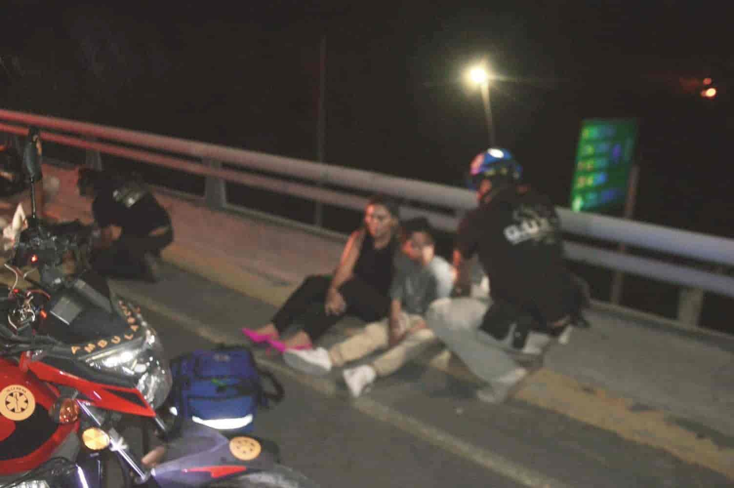 Vuelca mujer junto a sus hijos