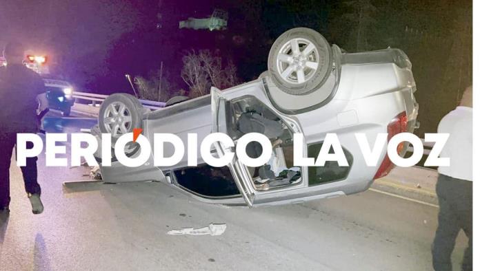 Vuelca mujer junto a sus hijos