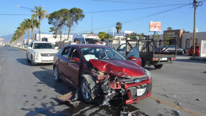 Sale de negocio y se le atraviesa a auto