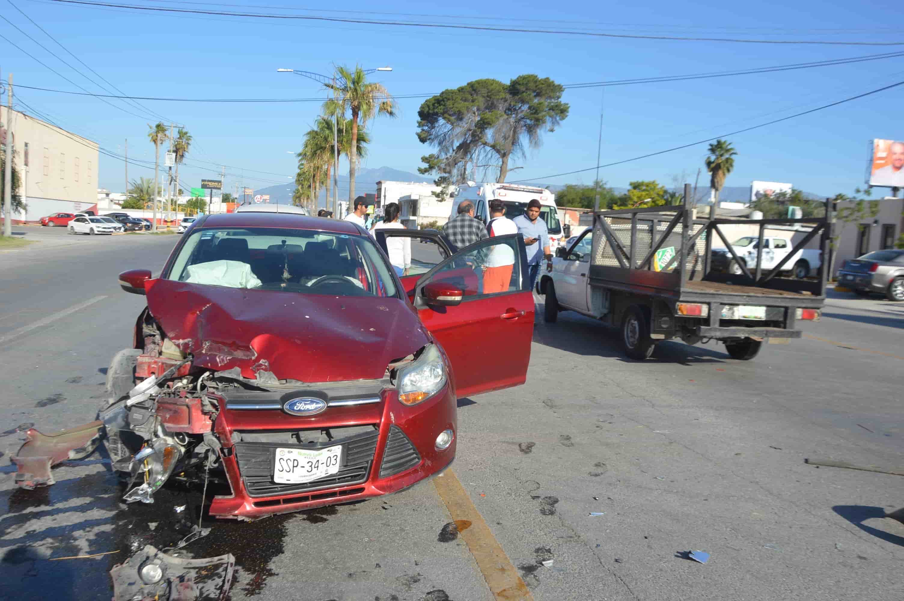 Sale de negocio y se le atraviesa a auto