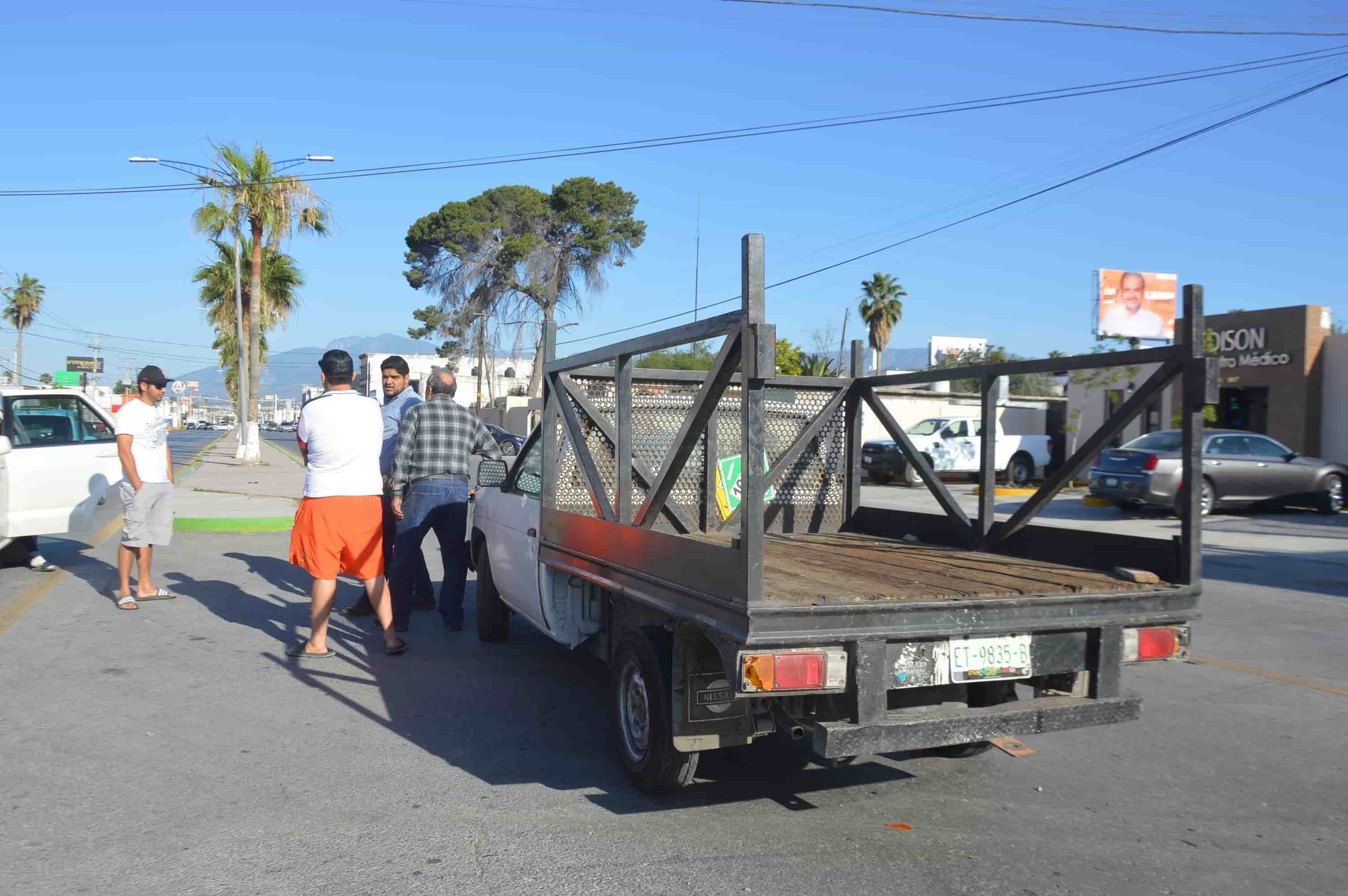 Sale de negocio y se le atraviesa a auto