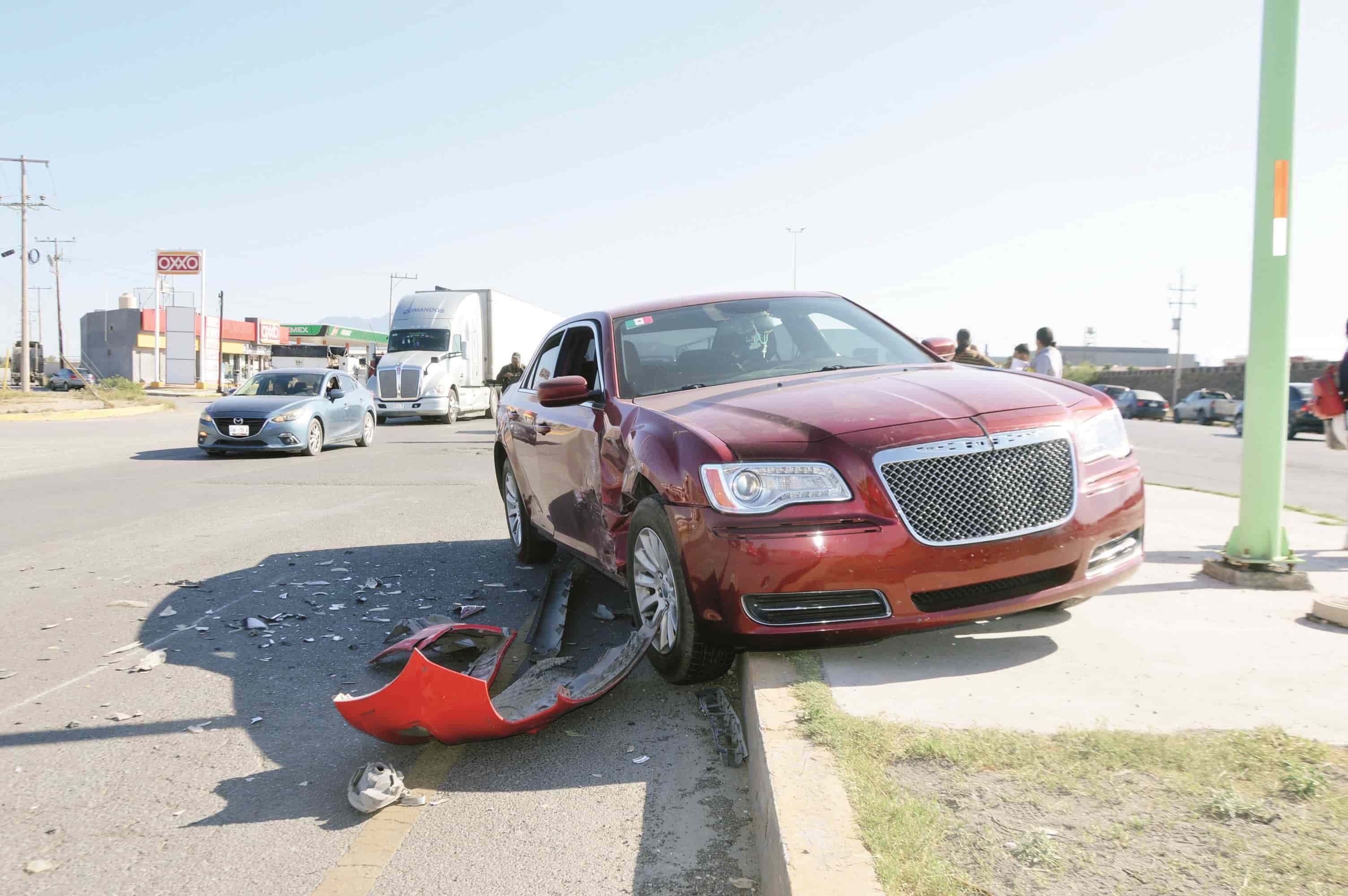 Causa choque y acaba en camellón