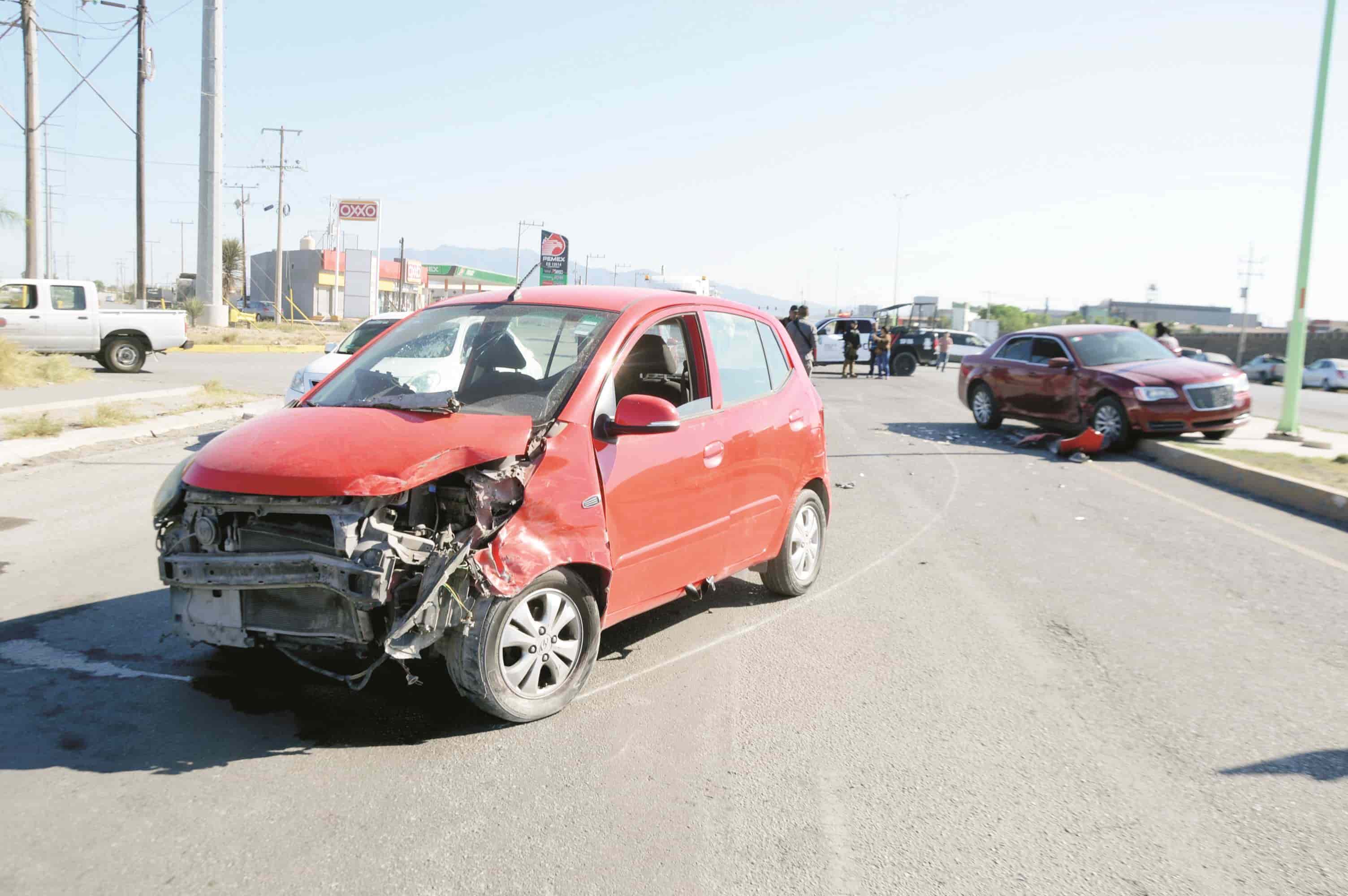 Causa choque y acaba en camellón