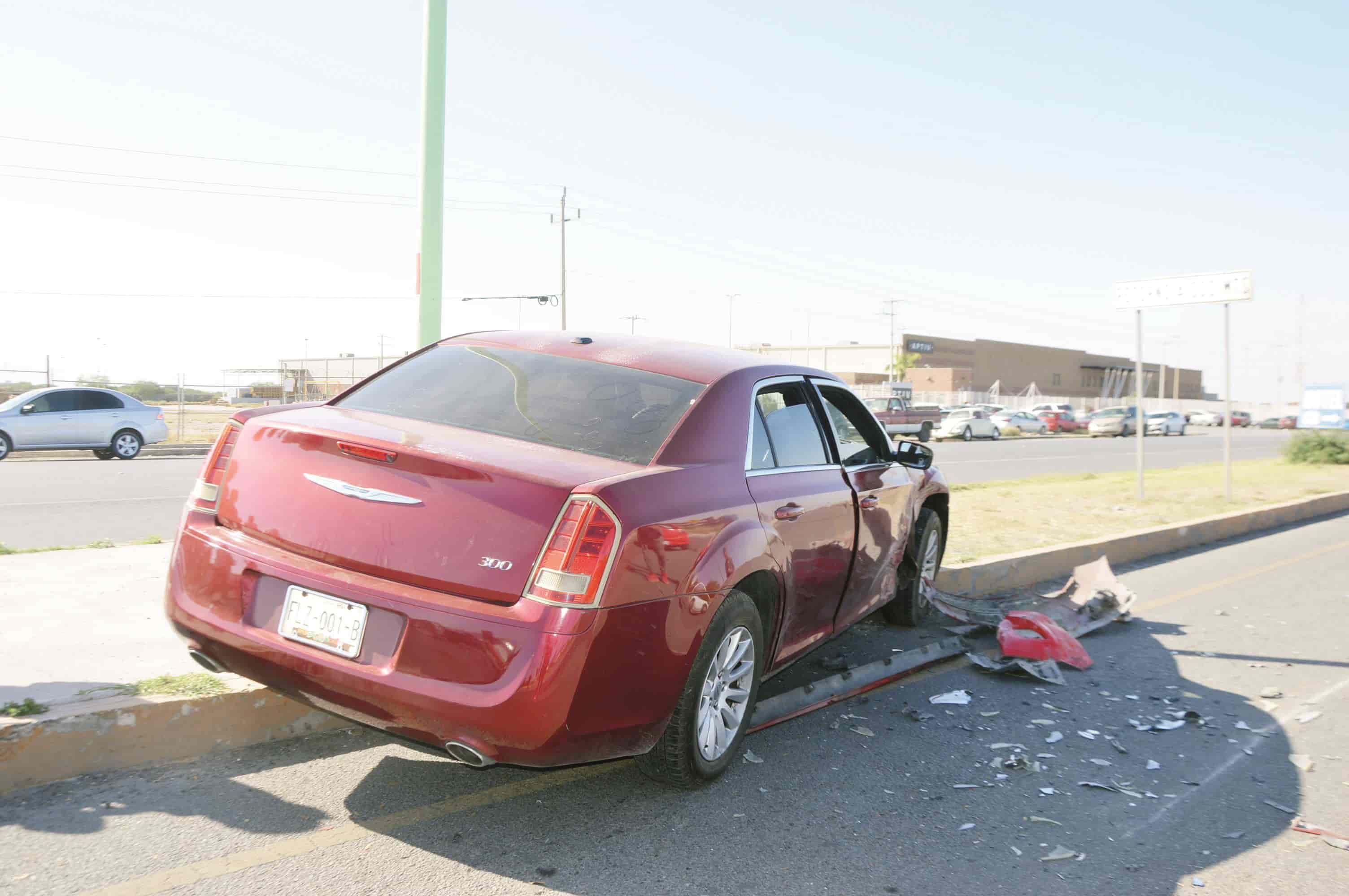 Causa choque y acaba en camellón