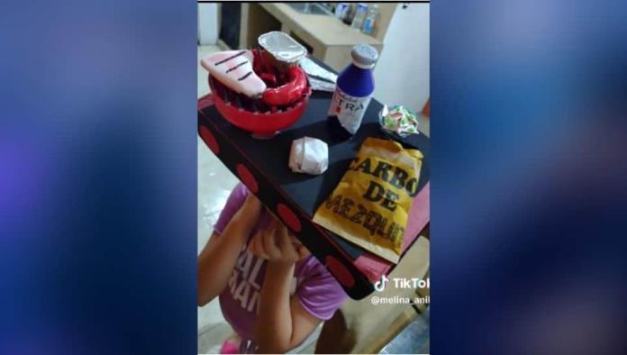 Madre elabora sombrero loco con temática de carnita asada