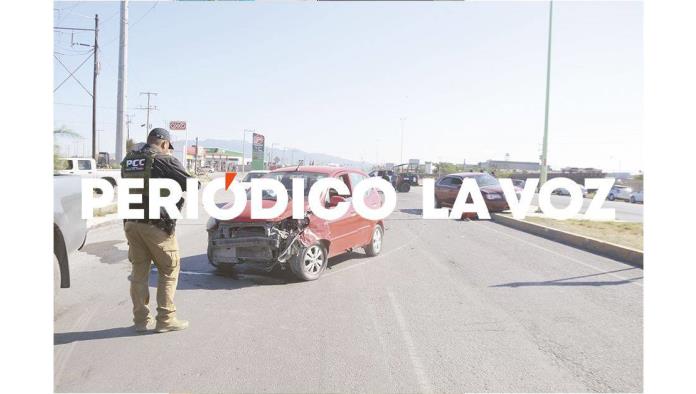 Causa choque y acaba en camellón
