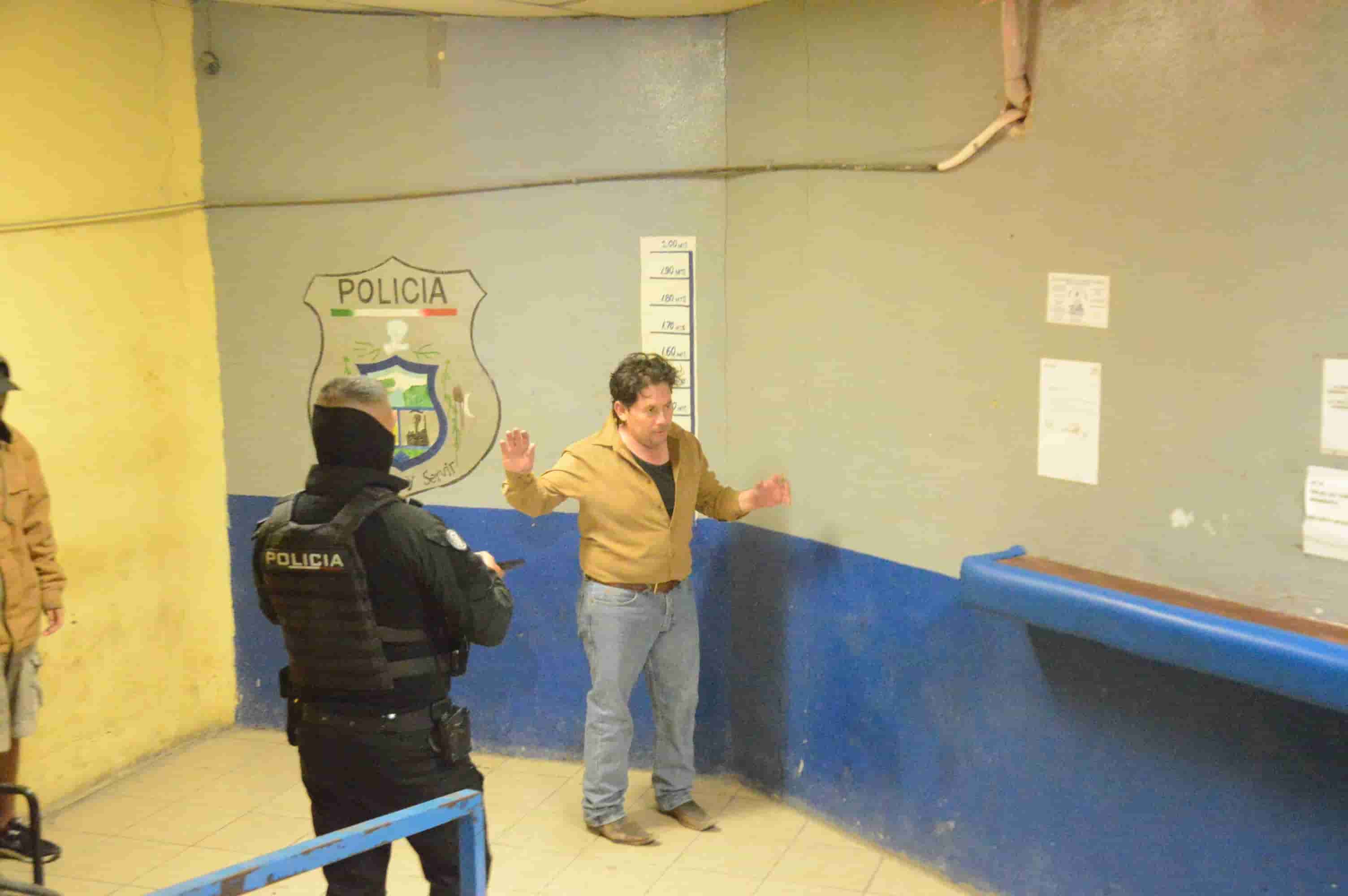 Aterroriza padrastro a jovencitas