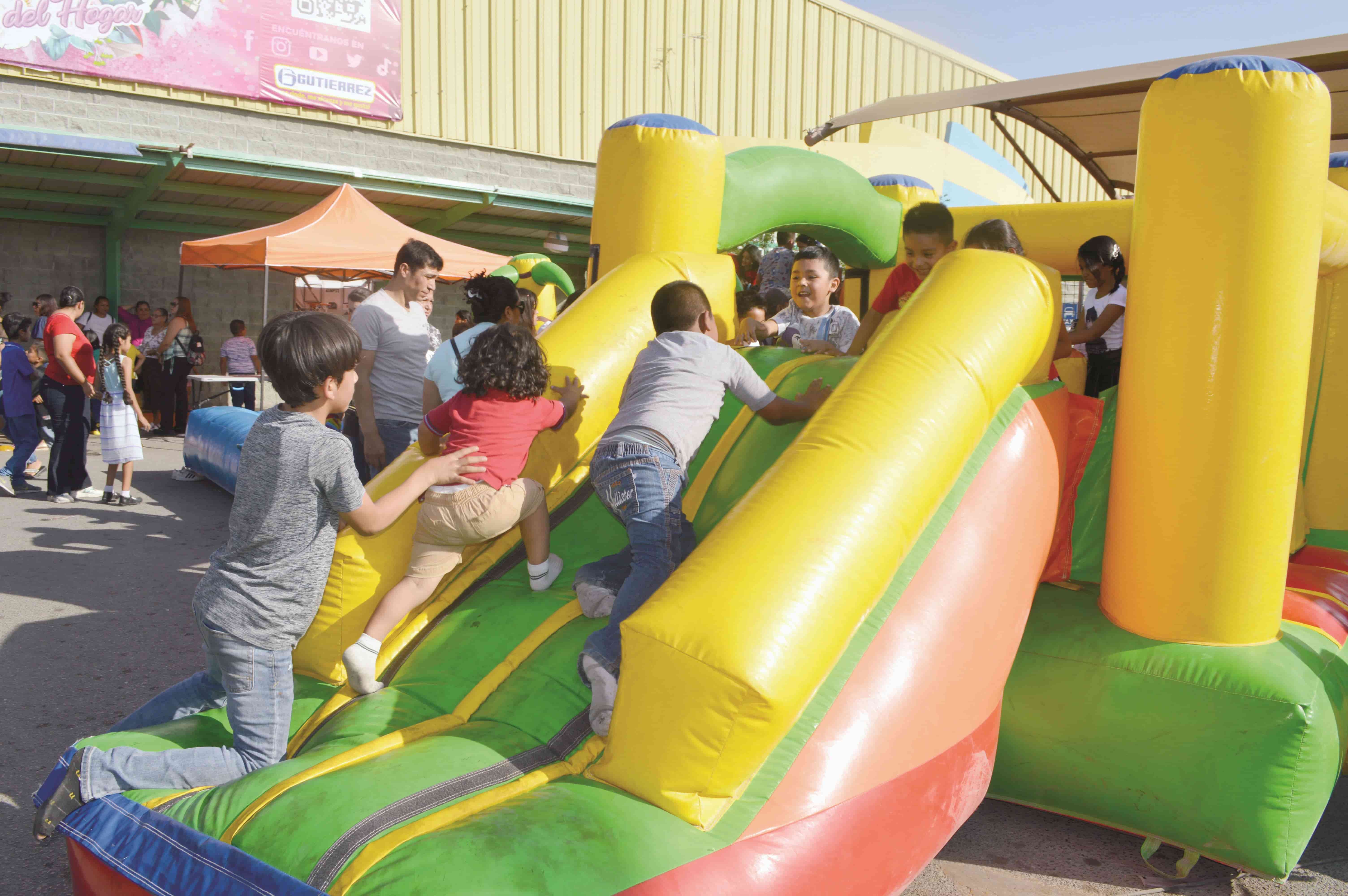 Festeja Gutiérrez a los reyes del hogar