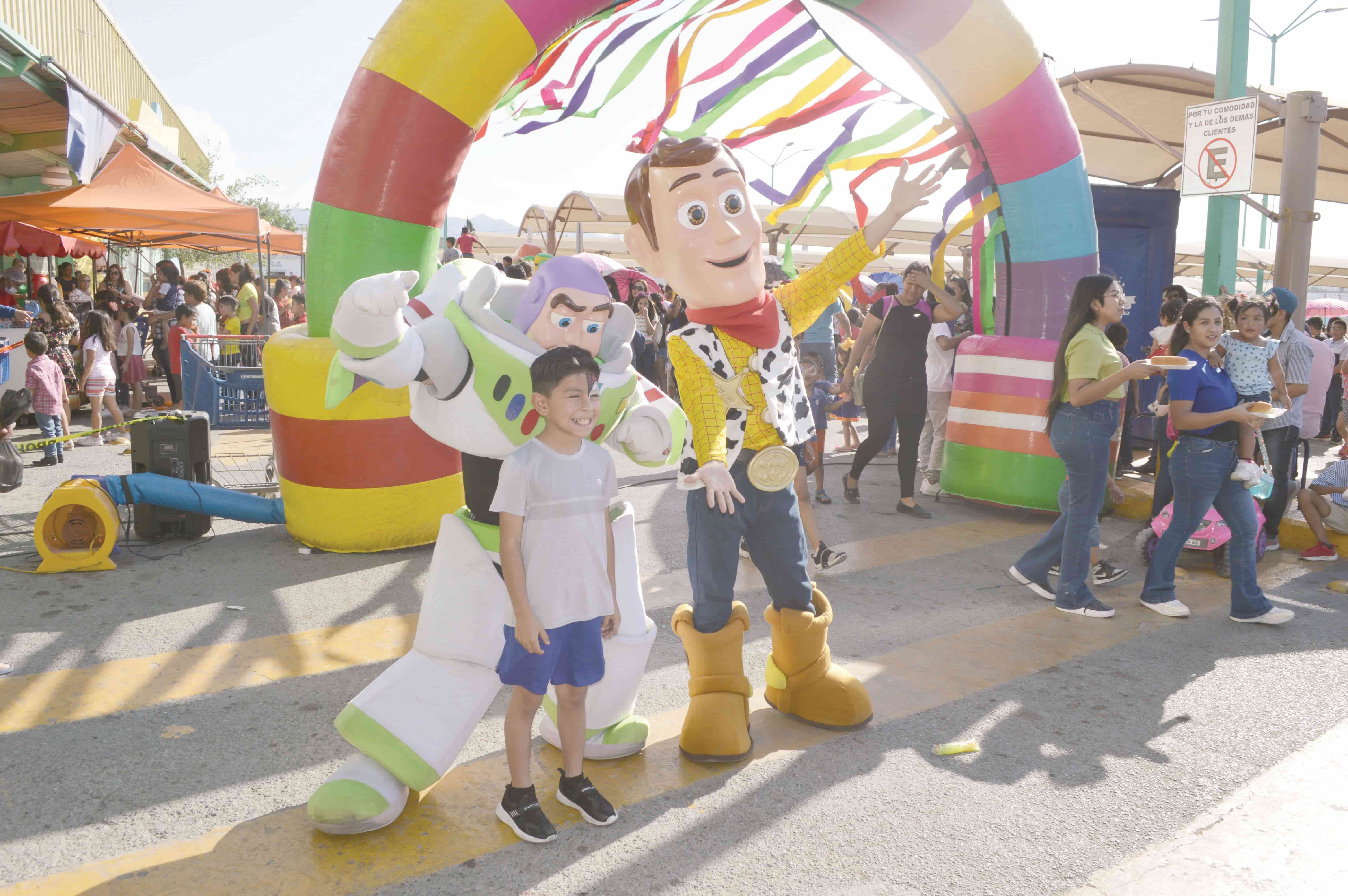 Festeja Gutiérrez a los reyes del hogar