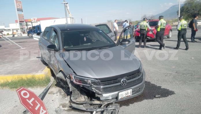 Se le ‘mete’ troca y acaba en camellón