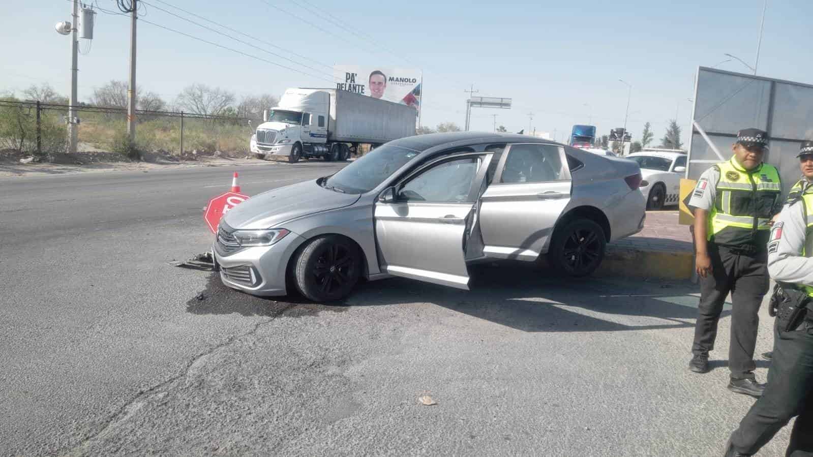 Se le ‘mete’ troca y acaba en camellón