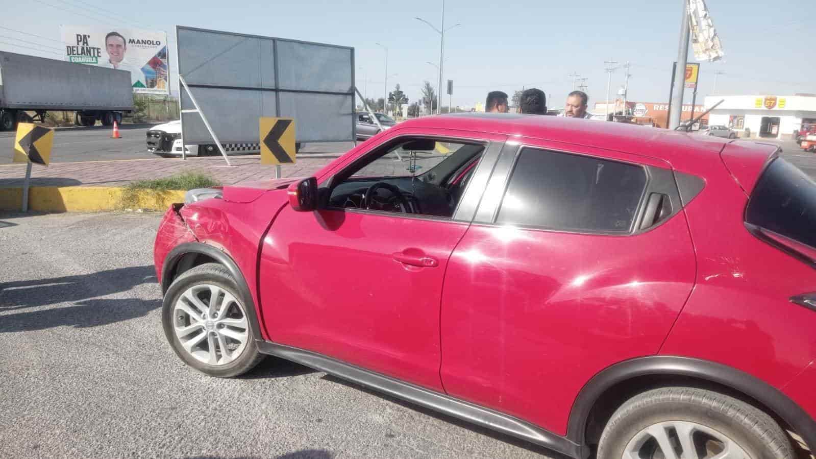 Se le ‘mete’ troca y acaba en camellón