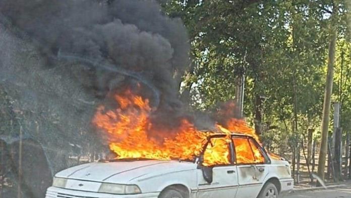 Fuego consume Auto en Palaú