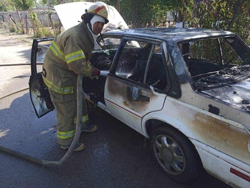 Fuego consume Auto en Palaú