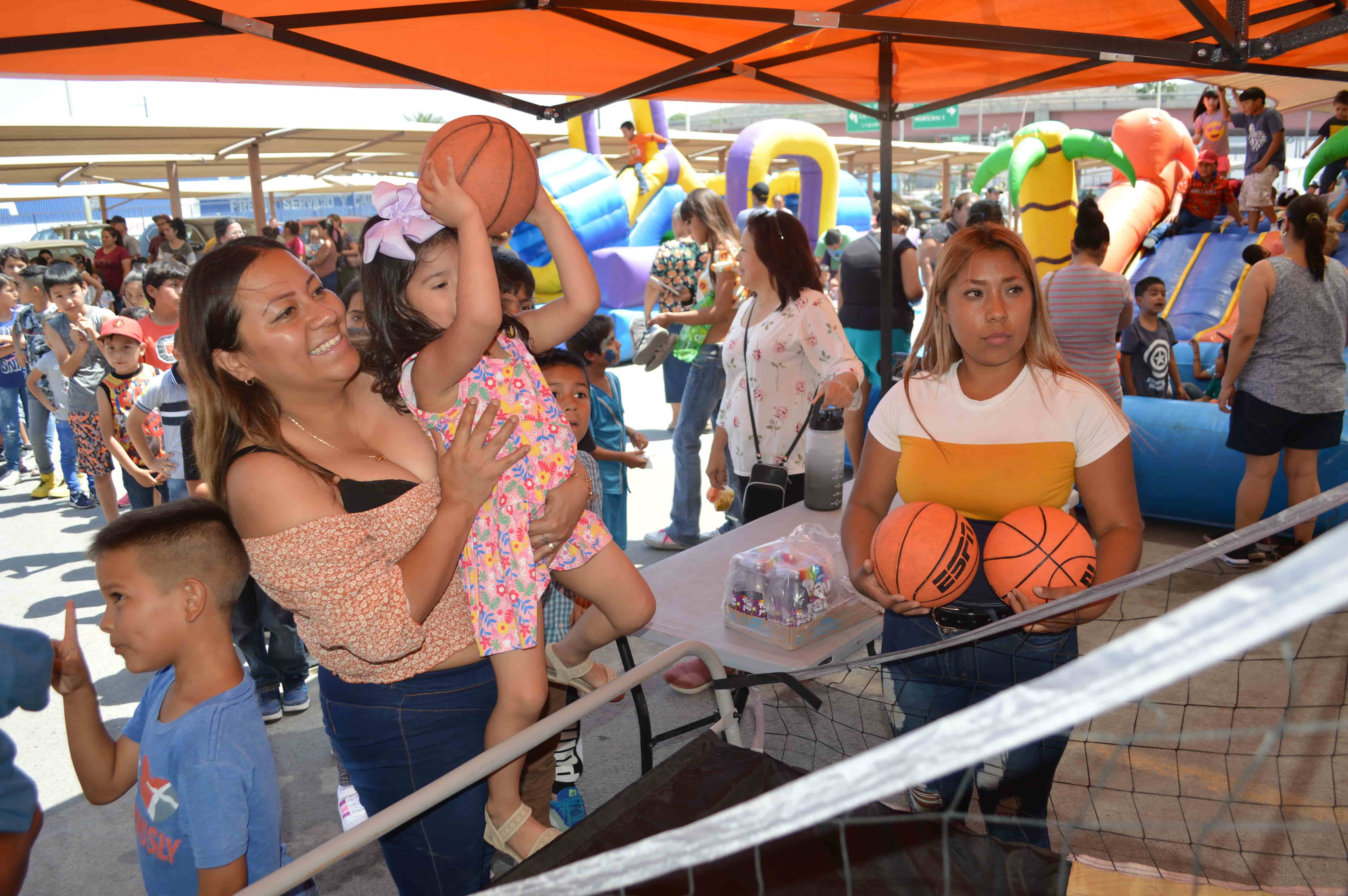 Sigue Súper Gutiérrez festejando a los niños