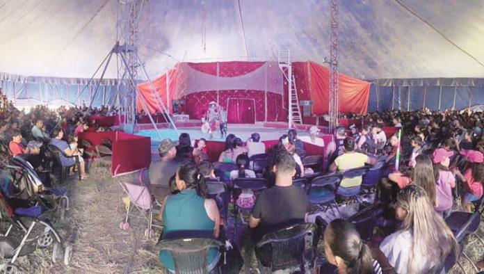 Con circo Festejan a Los niños