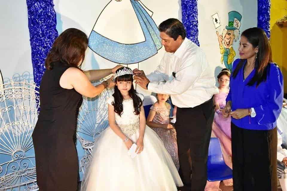 Corona Beto a la Reina de los niños Corona Beto a la Reina de los niños