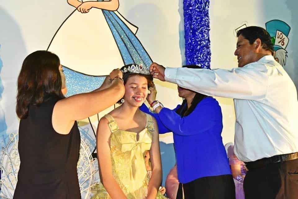 Corona Beto a la Reina de los niños