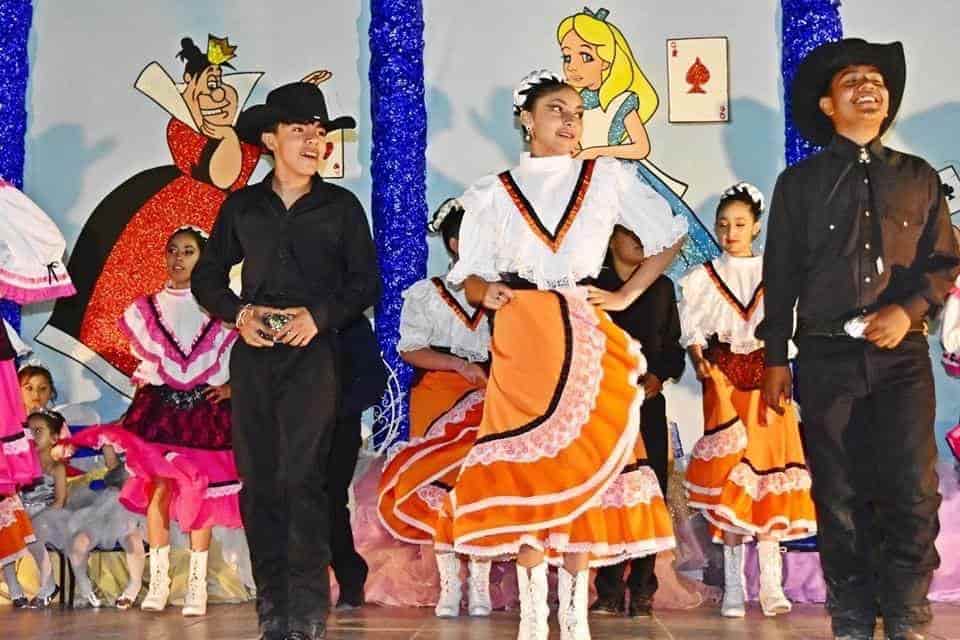Corona Beto a la Reina de los niños