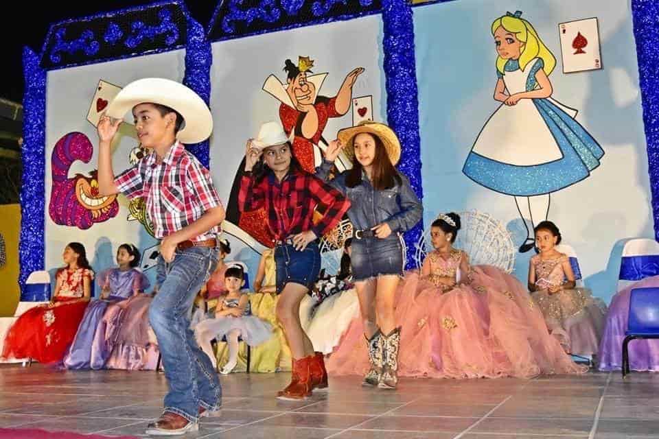 Corona Beto a la Reina de los niños