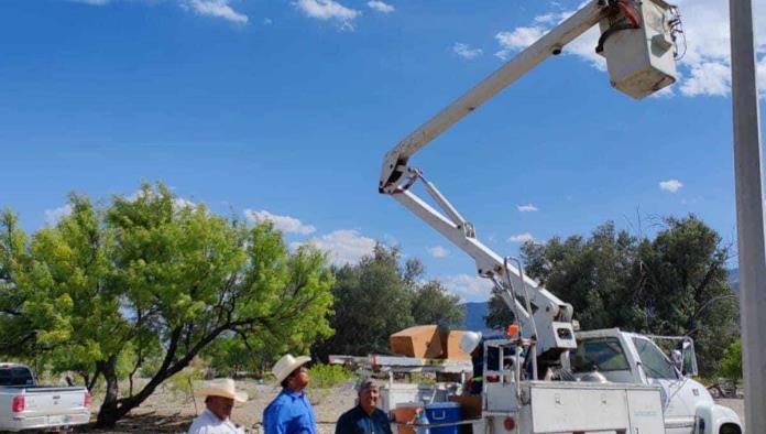 Rehabilitan lámparas en ejidos de Ciénegas