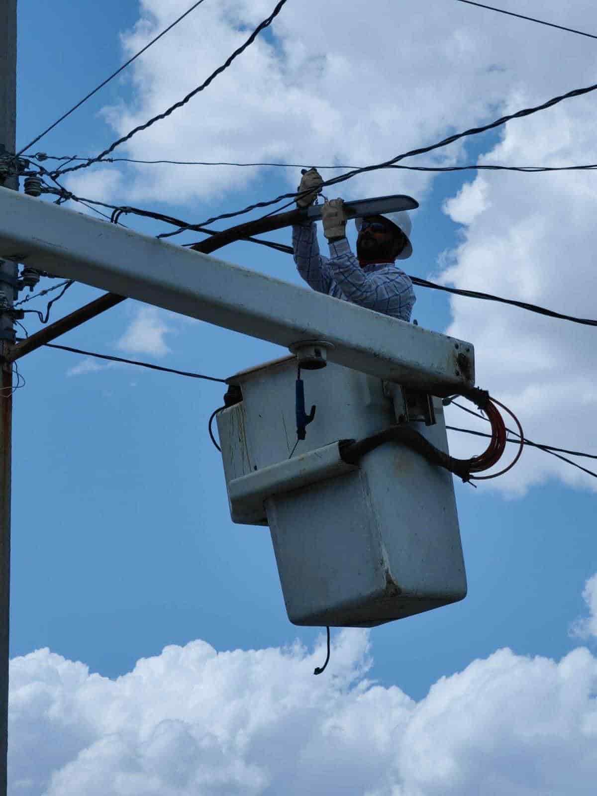 Rehabilitan lámparas en ejidos de Ciénegas