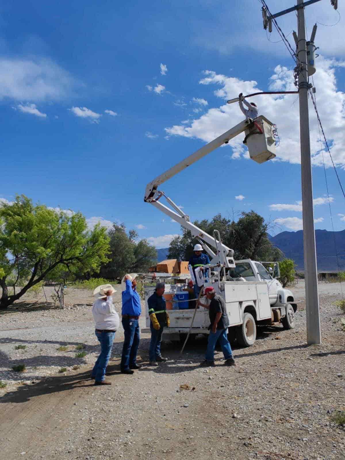 Rehabilitan lámparas en ejidos de Ciénegas